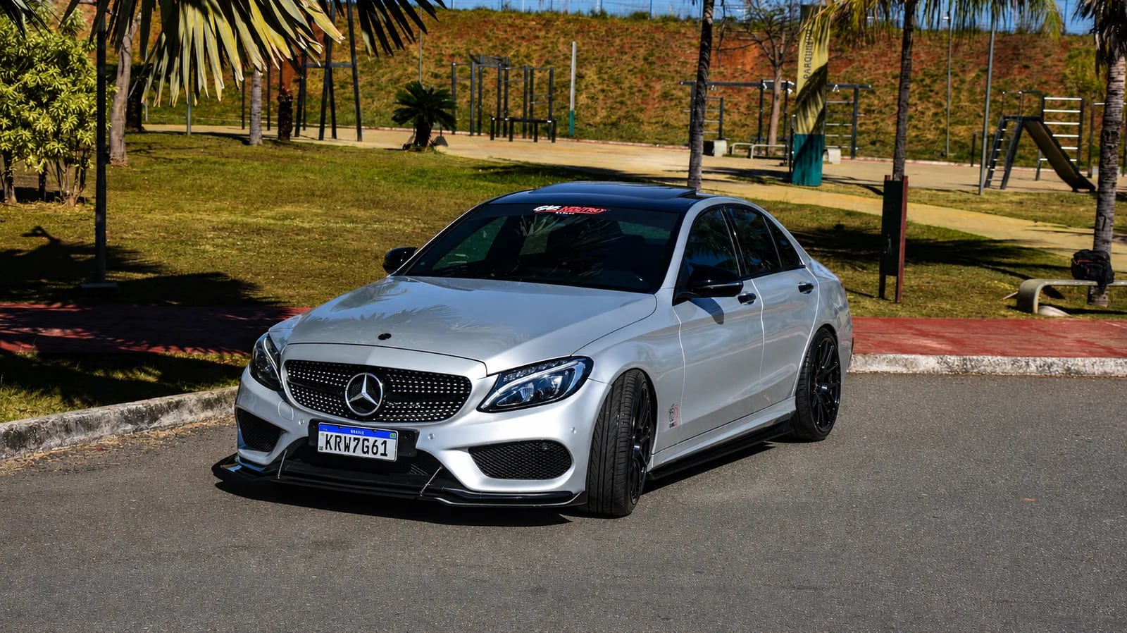 Mercedes C250 prateada customizada, prêmio da ação atual da Gás Neutro Garage.